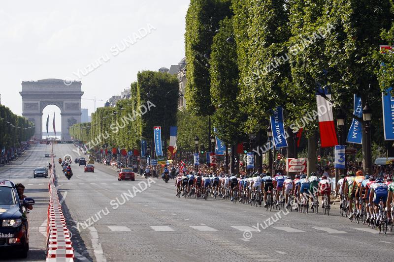Peloton in Champs-Elysees004p.jpg